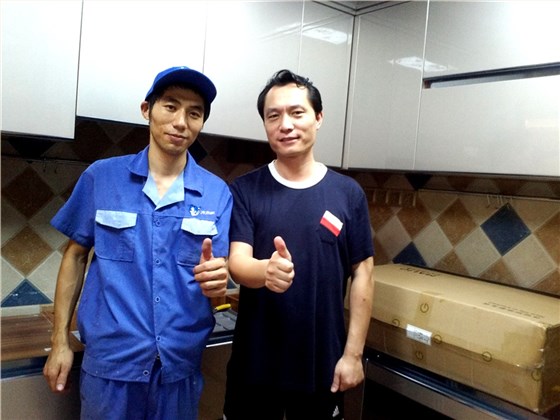 左右手家具安裝師傅與客戶留影，客戶的滿意才是我們追求的目標