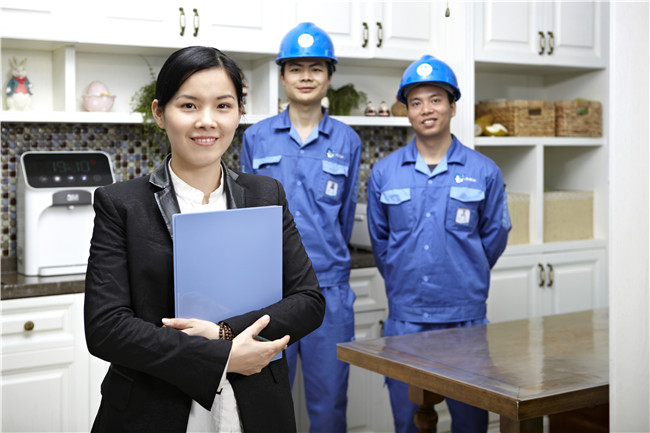 左右手家具安裝服務(wù)平臺(tái)的管理者在客戶(hù)家檢查安裝情況