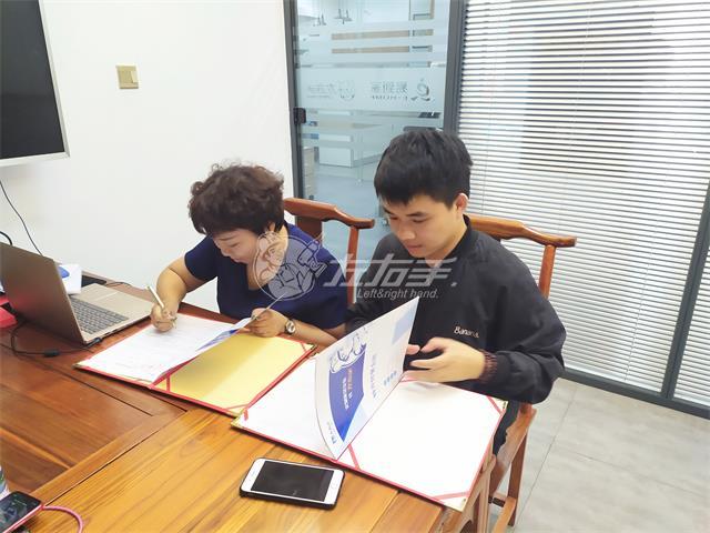 他是一個(gè)90后設(shè)計(jì)師，也是左右手第51家城市服務(wù)商